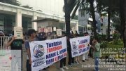 Spanduk “Turunkan Nanik S. Deyang” Warnai Aksi di Kantor BGN