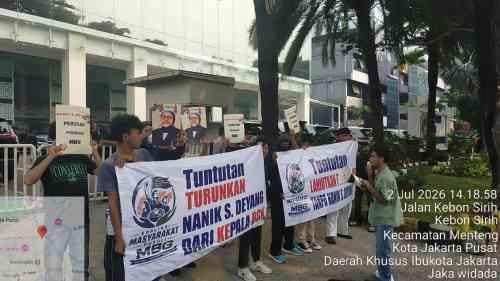 Spanduk “Turunkan Nanik S. Deyang” Warnai Aksi di Kantor BGN Spanduk “Turunkan Nanik S. Deyang” Warnai Aksi di Kantor BGN