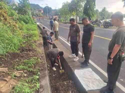 Jumat Bersih, Personel Kodim 1505/Tidore Sigap Bersihkan Selokan Tertimbun Longsor