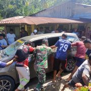 Aksi Cepat Babinsa Babinsa Koramil 1505-05/Sofifi Bersama Warga Evakuasi Mobil Kecelakaan 