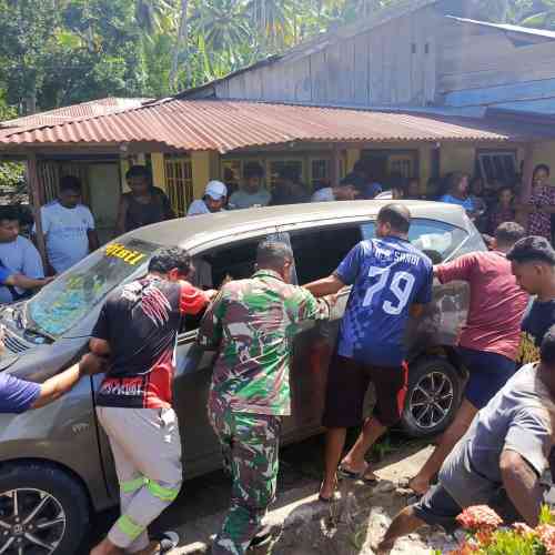 Aksi Cepat Babinsa Babinsa Koramil 1505-05/Sofifi Bersama Warga Evakuasi Mobil Kecelakaan Aksi Cepat Babinsa Babinsa Koramil 1505-05/Sofifi Bersama Warga Evakuasi Mobil Kecelakaan