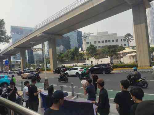 Demo di HR Rasuna Said, Massa Minta Klarifikasi Dugaan Pungutan Dana LPDB-KUMKM Demo di HR Rasuna Said, Massa Minta Klarifikasi Dugaan Pungutan Dana LPDB-KUMKM