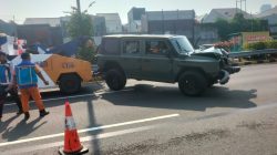 Mobil Dinas TNI AD Rusak Usai Tabrak Tiang di Akses Keluar Tol Pulau Dua Senayan