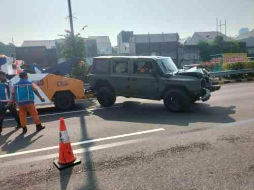 Mobil Dinas TNI AD Rusak Usai Tabrak Tiang di Akses Keluar Tol Pulau Dua Senayan
