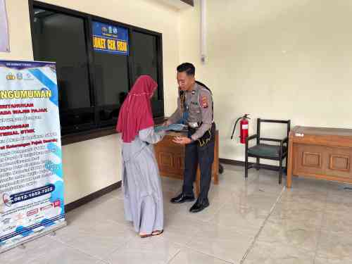 Polantas Tuban Bantu Warga Pahami Prosedur SIM, STNK dan BPKB Lewat Layanan Langsung Polantas Tuban Bantu Warga Pahami Prosedur SIM, STNK dan BPKB Lewat Layanan Langsung