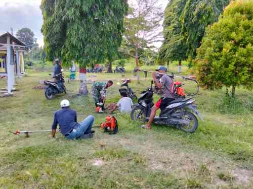 Jelang Pembukaan TMMD ke-129, Babinsa dan Warga Siapkan Lapangan Upacara