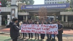 Tanpa Orasi, Massa Bentangkan Spanduk di Depan Kemendagri Bawa Tiga Tuntutan