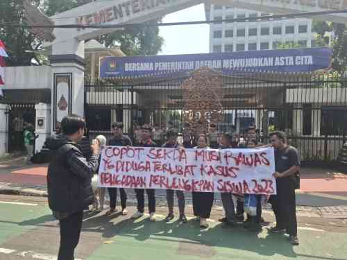 Tanpa Orasi, Massa Bentangkan Spanduk di Depan Kemendagri Bawa Tiga Tuntutan