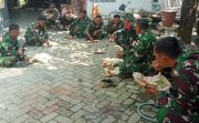 Perkuat Soliditas Lapangan, Satgas TMMD 129 Bojonegoro Asyik Lesehan Makan Bersama