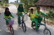 Senyum Ceria Anak-Anak Kesongo, Menyusuri Jalan Baru Hasil TMMD 129 Bojonegoro