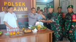 Pererat Sinergitas TNI-Polri,  Koramil Penajam Beri Tumpeng Ke Polsek di HUT Bhayangkara 80