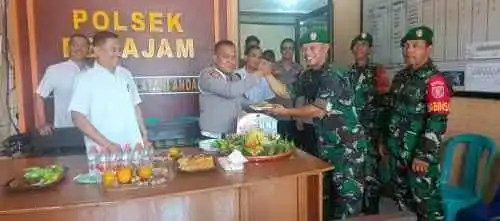 Pererat Sinergitas TNI-Polri,  Koramil Penajam Beri Tumpeng Ke Polsek di HUT Bhayangkara 80