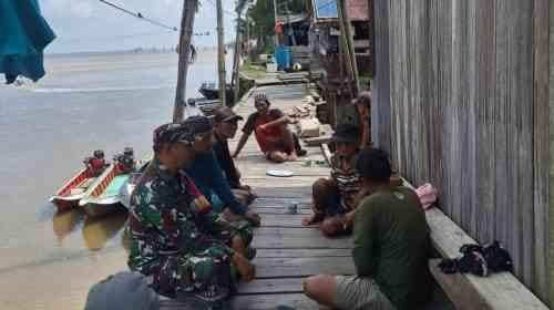 Babinsa Koramil 0908-02/Muara Badak Pererat Silaturahmi Melalui Komsos Bersama Warga Pesisir