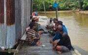 Babinsa Koramil 0908-02/Muara Badak Pererat Silaturahmi Melalui Komsos Bersama Warga Pesisir