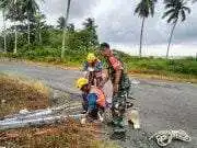 Kepedulian Situasi dan Kondisi Wilayah Binaan, Babinsa Koramil Penajam Komsos Bersama Petugas PLN