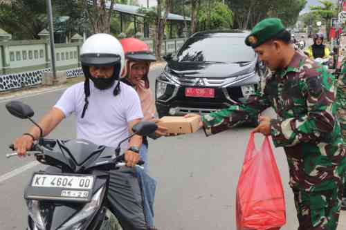Jum'at Berkah, Kodim 0908/Bontang Wujudkan Kepedulian Melalui Aksi Berbagi Jum'at Berkah, Kodim 0908/Bontang Wujudkan Kepedulian Melalui Aksi Berbagi