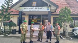 Jalin Sinergitas di HUT Bhayangkara, Koramil 04/Sepaku Berikan Tumpeng Ke Mapolsek Sepaku