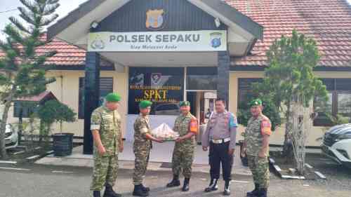 Jalin Sinergitas di HUT Bhayangkara, Koramil 04/Sepaku Berikan Tumpeng Ke Mapolsek Sepaku