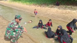 Berlibur Sembari Komsos, Babinsa Tanjung Tengah Pantau Wilayah Binaan