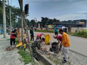 Aksi Nyata Babinsa Kelurahan Satimpo, Jaga Kebersihan Lingkungan Melalui Kerja Bakti