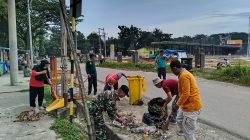 Aksi Nyata Babinsa Kelurahan Satimpo, Jaga Kebersihan Lingkungan Melalui Kerja Bakti Aksi Nyata Babinsa Kelurahan Satimpo, Jaga Kebersihan Lingkungan Melalui Kerja Bakti