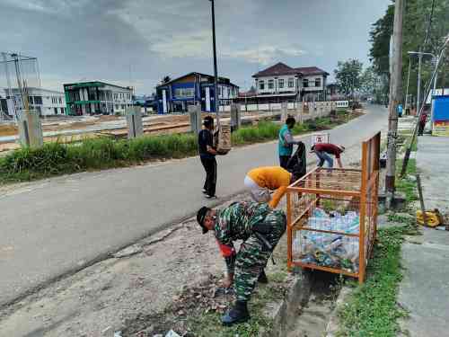 Aksi Nyata Babinsa Kelurahan Satimpo, Jaga Kebersihan Lingkungan Melalui Kerja Bakti Aksi Nyata Babinsa Kelurahan Satimpo, Jaga Kebersihan Lingkungan Melalui Kerja Bakti