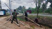 Guyup Rukun Bersihkan Lingkungan, Babinsa Sidorejo Bersama Warga Aktif Gotong Royong