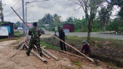 Guyup Rukun Bersihkan Lingkungan, Babinsa Sidorejo Bersama Warga Aktif Gotong Royong