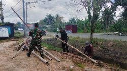 Guyup Rukun Bersihkan Lingkungan, Babinsa Sidorejo Bersama Warga Aktif Gotong Royong
