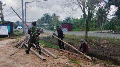 Guyup Rukun Bersihkan Lingkungan, Babinsa Sidorejo Bersama Warga Aktif Gotong Royong Guyup Rukun Bersihkan Lingkungan, Babinsa Sidorejo Bersama Warga Aktif Gotong Royong