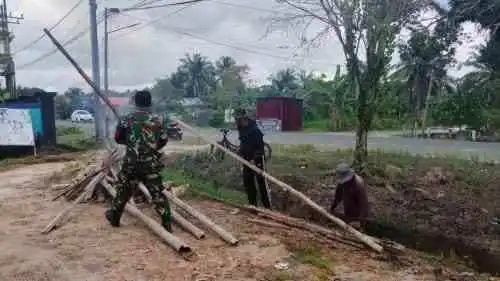 Guyup Rukun Bersihkan Lingkungan, Babinsa Sidorejo Bersama Warga Aktif Gotong Royong