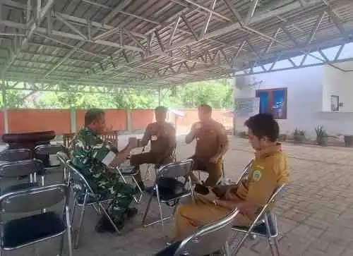 Sinergitas Babinsa Tanjung Tengah Laksanakan Komsos dengan Perangkat Kelurahan