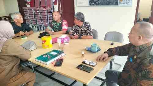 Perkuat Sinergi dengan Aparatur Desa, Babinsa Koramil 0908-02/Muara Badak Laksanakan Komsos di Kantor BPD Badak Baru