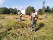 Jelang HUT RI, Babinsa Saloloang Ajak Warga Gotong Royong Bersihkan Lapangan