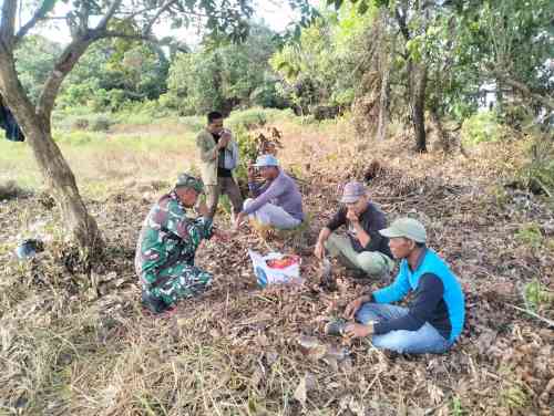 Jelang HUT RI, Babinsa Saloloang Ajak Warga Gotong Royong Bersihkan Lapangan