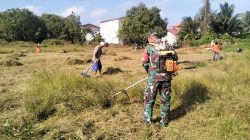 Jelang HUT RI, Babinsa Saloloang Ajak Warga Gotong Royong Bersihkan Lapangan