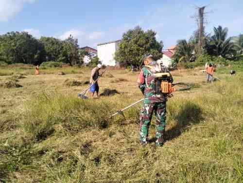 Jelang HUT RI, Babinsa Saloloang Ajak Warga Gotong Royong Bersihkan Lapangan