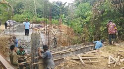 Sinergi Babinsa Koramil 04/Sepaku dan Warga Pacu Pembangunan Jembatan Garuda