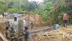 Sinergi Babinsa Koramil 04/Sepaku dan Warga Pacu Pembangunan Jembatan Garuda