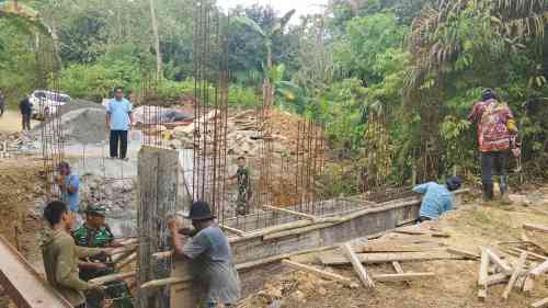 Sinergi Babinsa Koramil 04/Sepaku dan Warga Pacu Pembangunan Jembatan Garuda Sinergi Babinsa Koramil 04/Sepaku dan Warga Pacu Pembangunan Jembatan Garuda