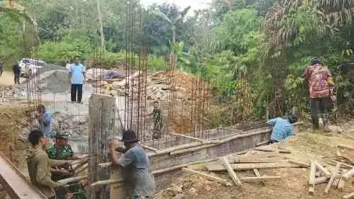 Sinergi Babinsa Koramil 04/Sepaku dan Warga Pacu Pembangunan Jembatan Garuda