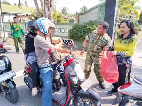 Jum'at Berkah, Kodim 0908/Bontang Perkuat Kemanunggalan TNI dengan Rakyat Melalui Aksi Berbagi Jum'at Berkah, Kodim 0908/Bontang Perkuat Kemanunggalan TNI dengan Rakyat Melalui Aksi Berbagi