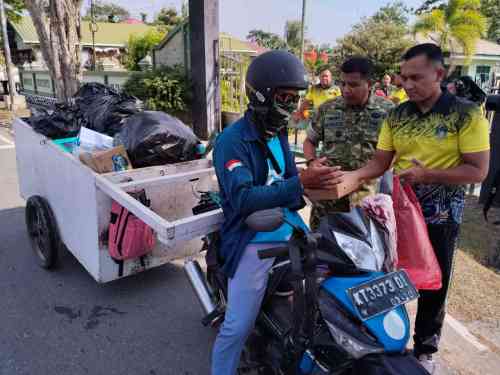 Jum'at Berkah, Kodim 0908/Bontang Perkuat Kemanunggalan TNI dengan Rakyat Melalui Aksi Berbagi Jum'at Berkah, Kodim 0908/Bontang Perkuat Kemanunggalan TNI dengan Rakyat Melalui Aksi Berbagi