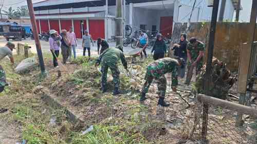 Perkuat Semangat Gotong Royong, Anggota Koramil 01/Penajam Bersama Warga Bersihkan Area KDKMP Perkuat Semangat Gotong Royong, Anggota Koramil 01/Penajam Bersama Warga Bersihkan Area KDKMP