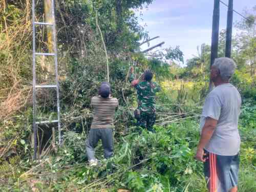 Aksi Nyata Babinsa, Gotong Royong Bersihkan Lingkungan dan Perbaiki Lampu Jalan di Desa Kersik Aksi Nyata Babinsa, Gotong Royong Bersihkan Lingkungan dan Perbaiki Lampu Jalan di Desa Kersik