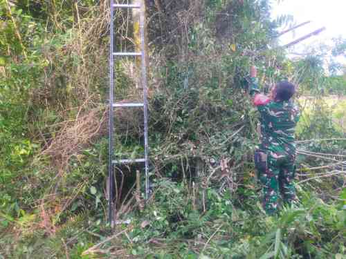 Aksi Nyata Babinsa, Gotong Royong Bersihkan Lingkungan dan Perbaiki Lampu Jalan di Desa Kersik Aksi Nyata Babinsa, Gotong Royong Bersihkan Lingkungan dan Perbaiki Lampu Jalan di Desa Kersik