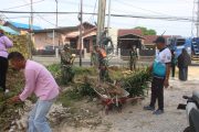 Perkuat Semangat Gotong Royong, Anggota Koramil 01/Penajam Bersama Warga Bersihkan Area KDKMP