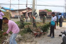 Perkuat Semangat Gotong Royong, Anggota Koramil 01/Penajam Bersama Warga Bersihkan Area KDKMP