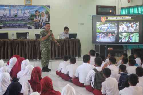 Ilmu Tinggi Tanpa Adab, Ini Penjelasan Dandim 0913/PPU Saat Berikan Motivasi Kepada Siswa Siswi SMPN 21 Penajam Ilmu Tinggi Tanpa Adab, Ini Penjelasan Dandim 0913/PPU Saat Berikan Motivasi Kepada Siswa Siswi SMPN 21 Penajam