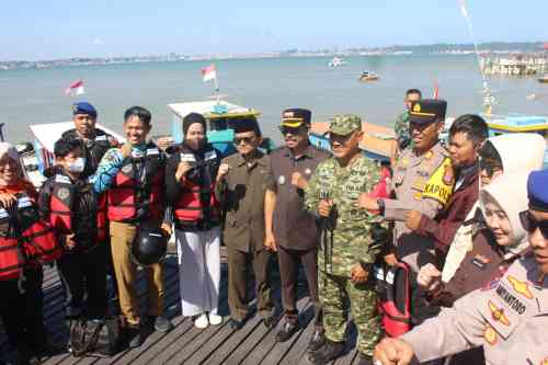 Peduli Keselamatan, Dandim 0913/PPU Bersama Forkopimda PPU Pasangkan Life Jacket Peduli Keselamatan, Dandim 0913/PPU Bersama Forkopimda PPU Pasangkan Life Jacket
